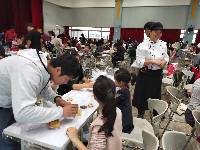 家長跟寶貝都認真做薑餅屋