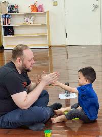 外籍爸爸親子互動