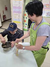 老師指導視障長者攪拌材料