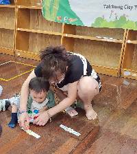 幼兒在圖畫紙上將蝴蝶塗上自己喜愛的顏色，最後再將圖畫紙圍在手上，完成蝴蝶手環