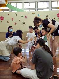老師與孩子門及家長歡喜互動