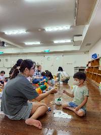 媽媽與孩子分享作品