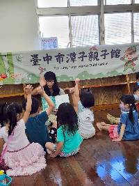 認真聽故事發言的小朋友
