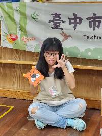 將老虎的嘴巴打開並假裝吃起東西