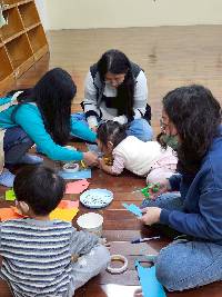 利用海棉棒在紙盤上沾滿顏料