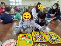 每個人也選擇了大小不一的毛球，做成獨一無二的鞭炮