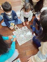 做了神探必備的放大鏡，運用透明片和冰棒棍