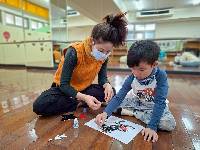 用撕貼畫的方式呈現作品