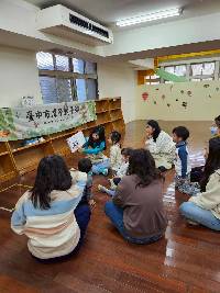 參加者聚精會神聽故事