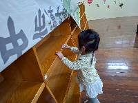 小朋友和神探狗汪汪一起找尋書中細小的線索