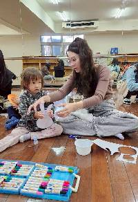 親子合作將紙剪成兩個圓和兩個耳朵，組合變成一隻可愛的小兔子