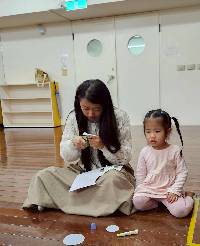 親子合作將紙剪手指頭變成兔子耳朵，毛毛蟲、獅子、貓咪等