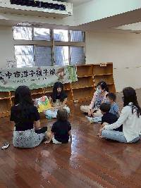 參加者專注聽故事