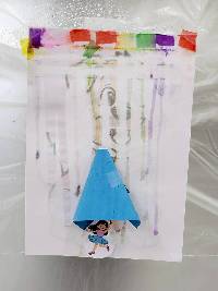 用噴霧瓶將水噴在皺紋紙上讓顏色流下來，呈現出下雨的情境
