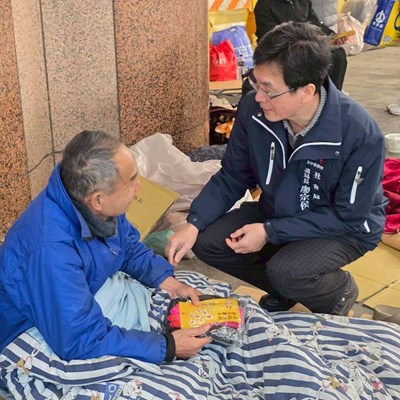 低溫關懷主動走上街頭發放禦寒物資