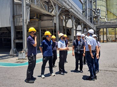 市府衛生局及食安處今(5)日會同專家學者前往中聯油脂進行相關查核