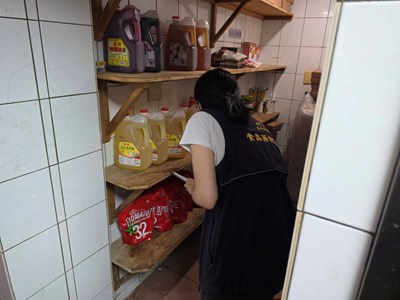 持續派員前往下游業者倉儲確認下架情形 (2)