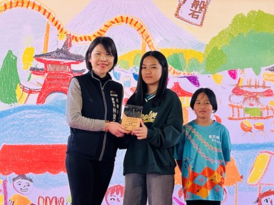 林副局長代表頒獎鼓勵孩子