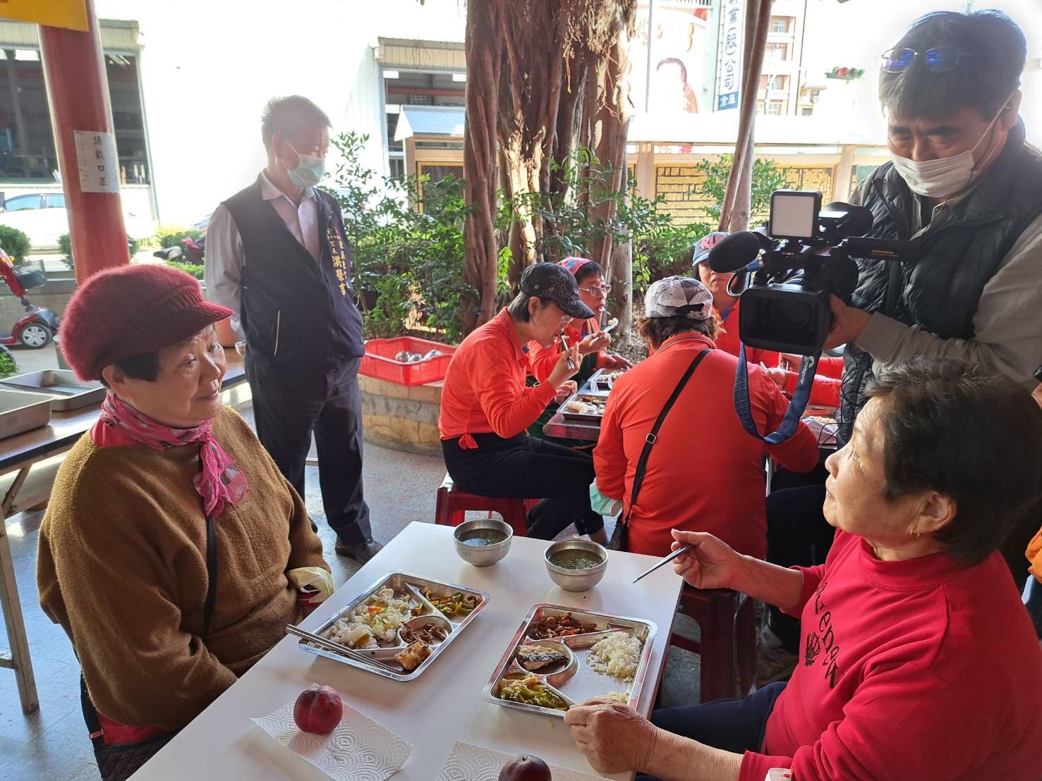 製作團隊拍攝社區照顧關懷據點長輩共餐