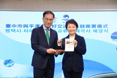 鄭市長親贈盧市長「川普總統同款鋼筆」 寓意深刻 展現雙方城市友好情誼