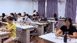 同學聚精匯神、埋頭奮鬥