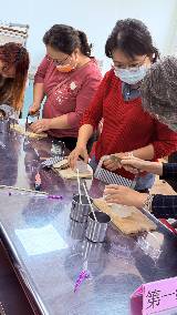 將皂基切成玉米粒大小