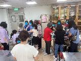浸泡藍染水中