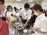老師將桂圓拌入麵團攪動