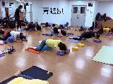 青蛙趴: 伸展內收肌群、活化髖關節、緩解久坐帶來的不適與僵硬